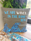 Pamut Párnahuzat Felirattal - We are Waves - Szürke, Kék és Natúr-1