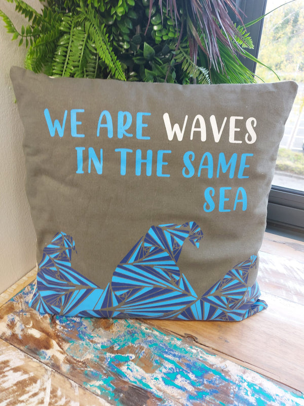 Pamut Párnahuzat Felirattal - We are Waves - Szürke, Kék és Natúr-1