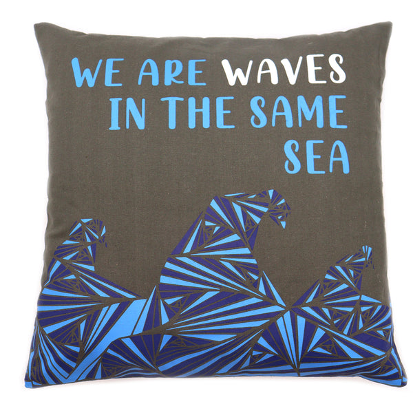 Pamut Párnahuzat Felirattal - We are Waves - Szürke, Kék és Natúr-5