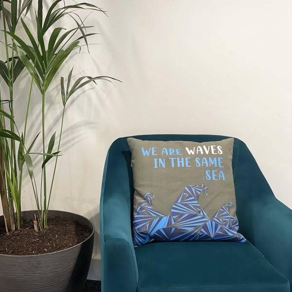 Pamut Párnahuzat Felirattal - We are Waves - Szürke, Kék és Natúr-3